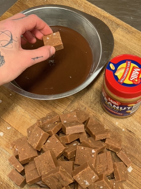 Månendens kokk Marthe Kilen lager peanutt fudge. 