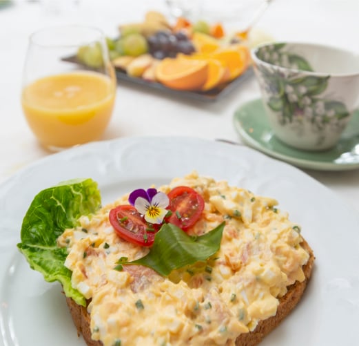 Frokostene på Beste Bakken er legendariske. Eggesalat med varmrøkt pepperlaks gir en god start på dagen.