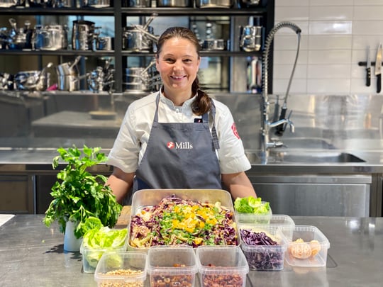 Maria ve benken med salat og ingredienser