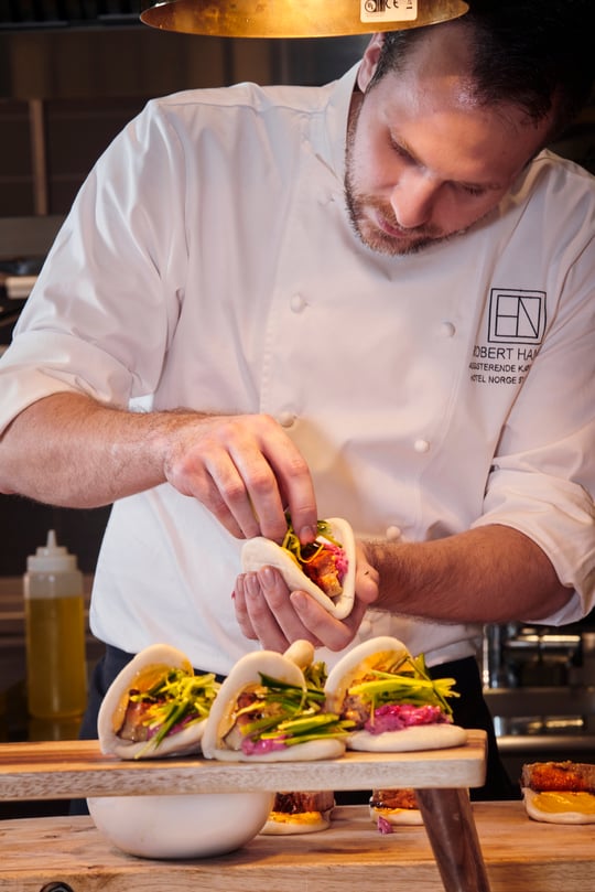 Månedens kokk Robert Hansen monterer steambuns