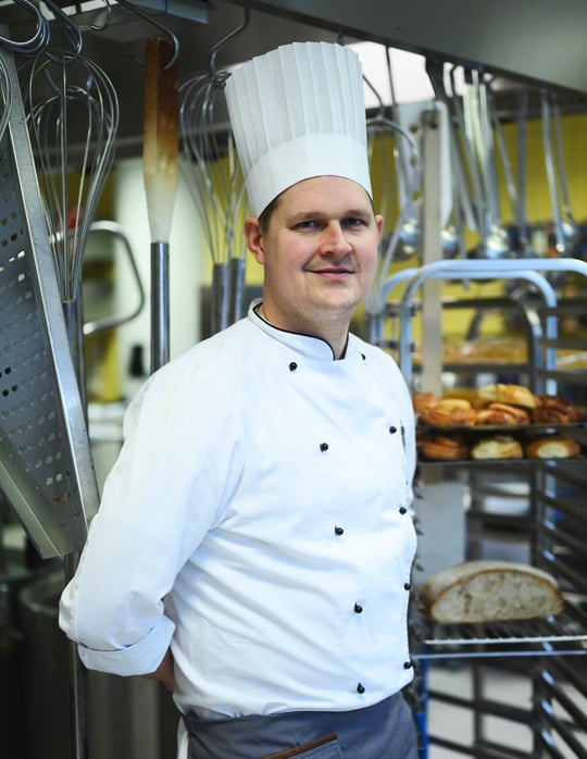 Kjetil Oden-Haugen lager hjemmelaget mat til pasientene på St. Olavs Hospital