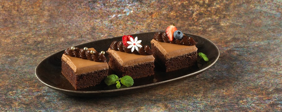 Sjokoladekake pyntet med ganasj og kakedekor