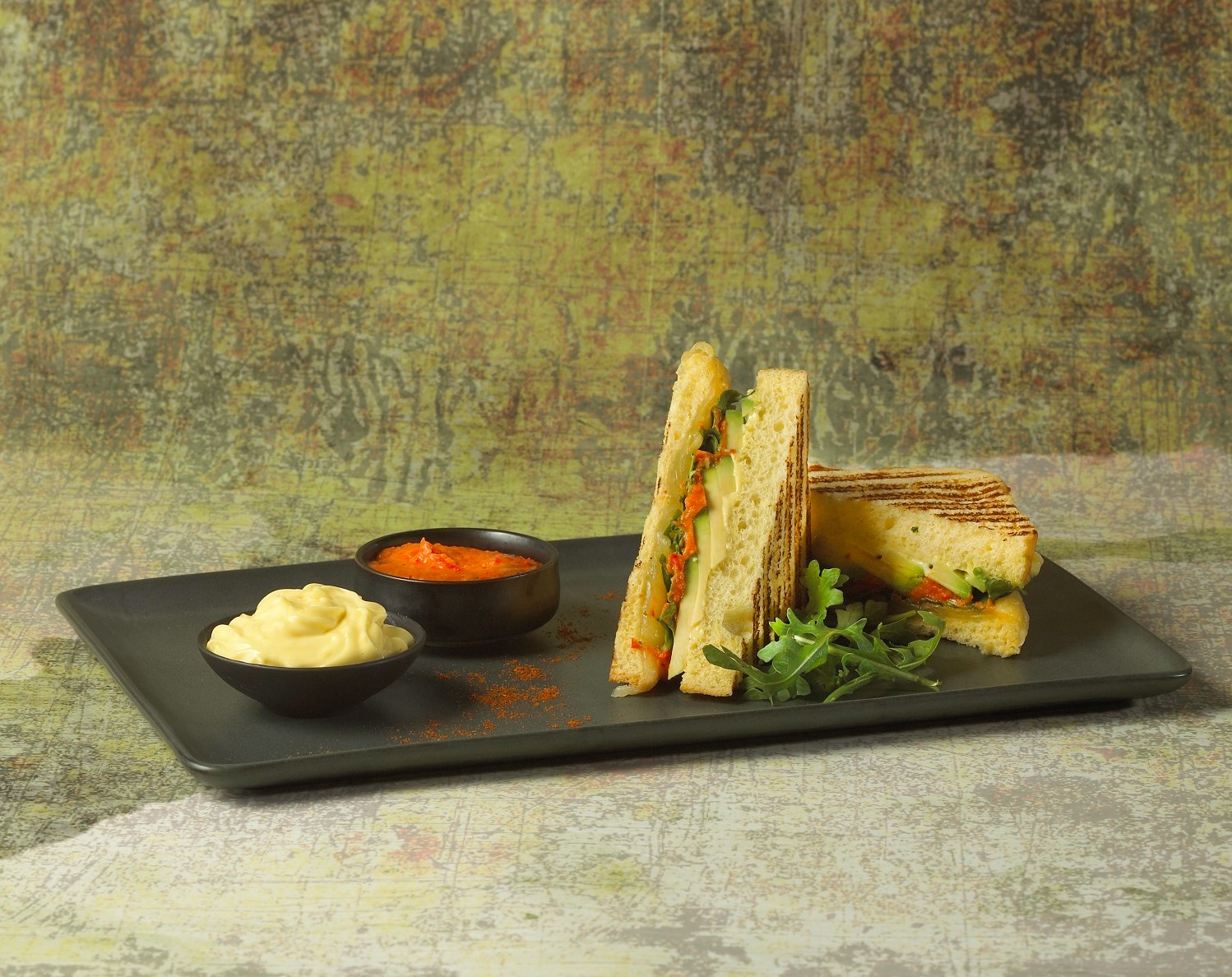 Smaksmajones  i vegetar sandwich med aioli og paprikahummus versjon
