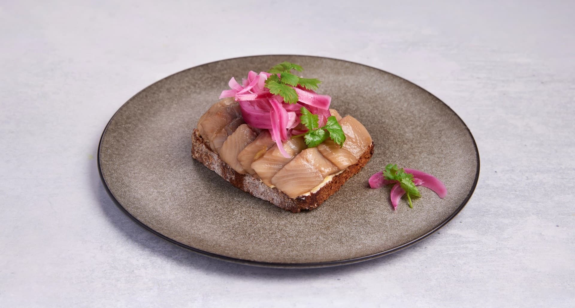 gløggmarinert-sild-og-rodlok-smorbrod