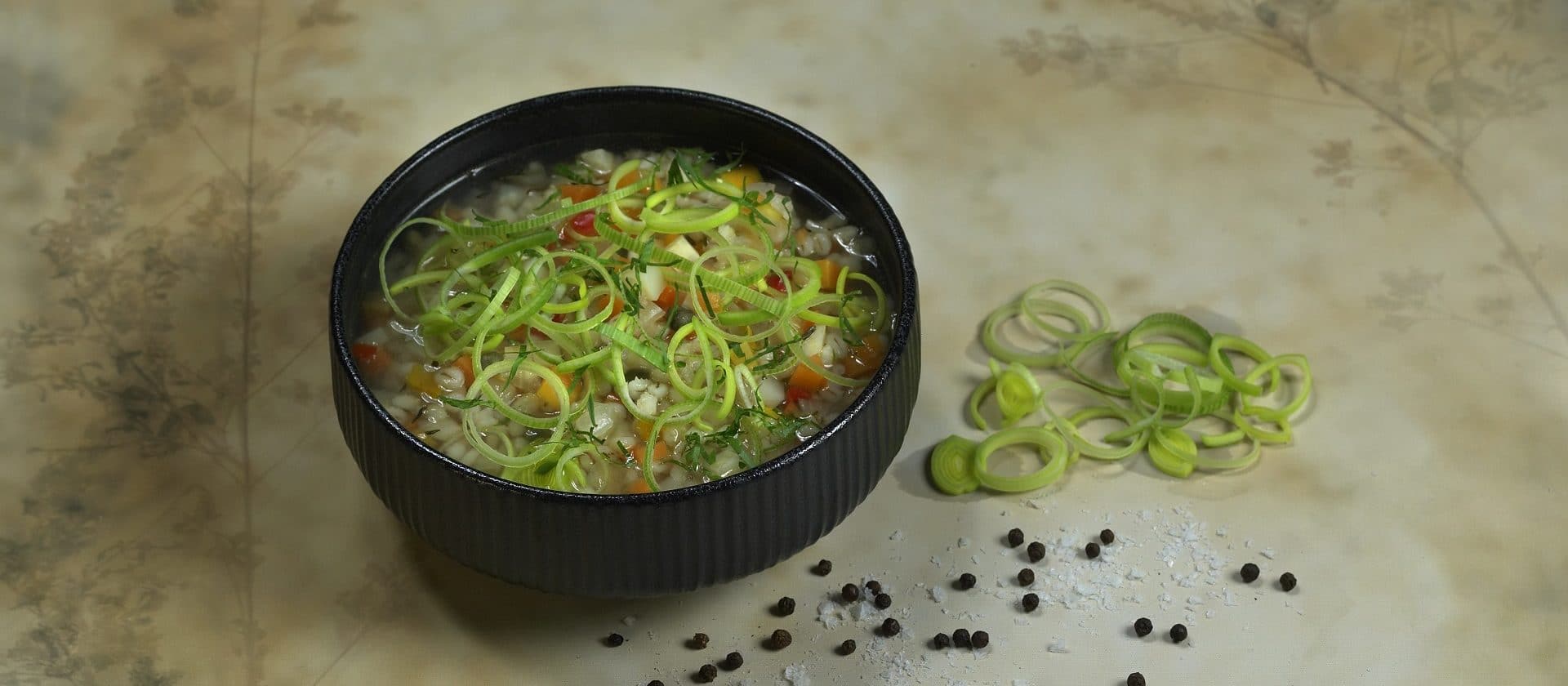 Suppe med byggrynsalat og purre
