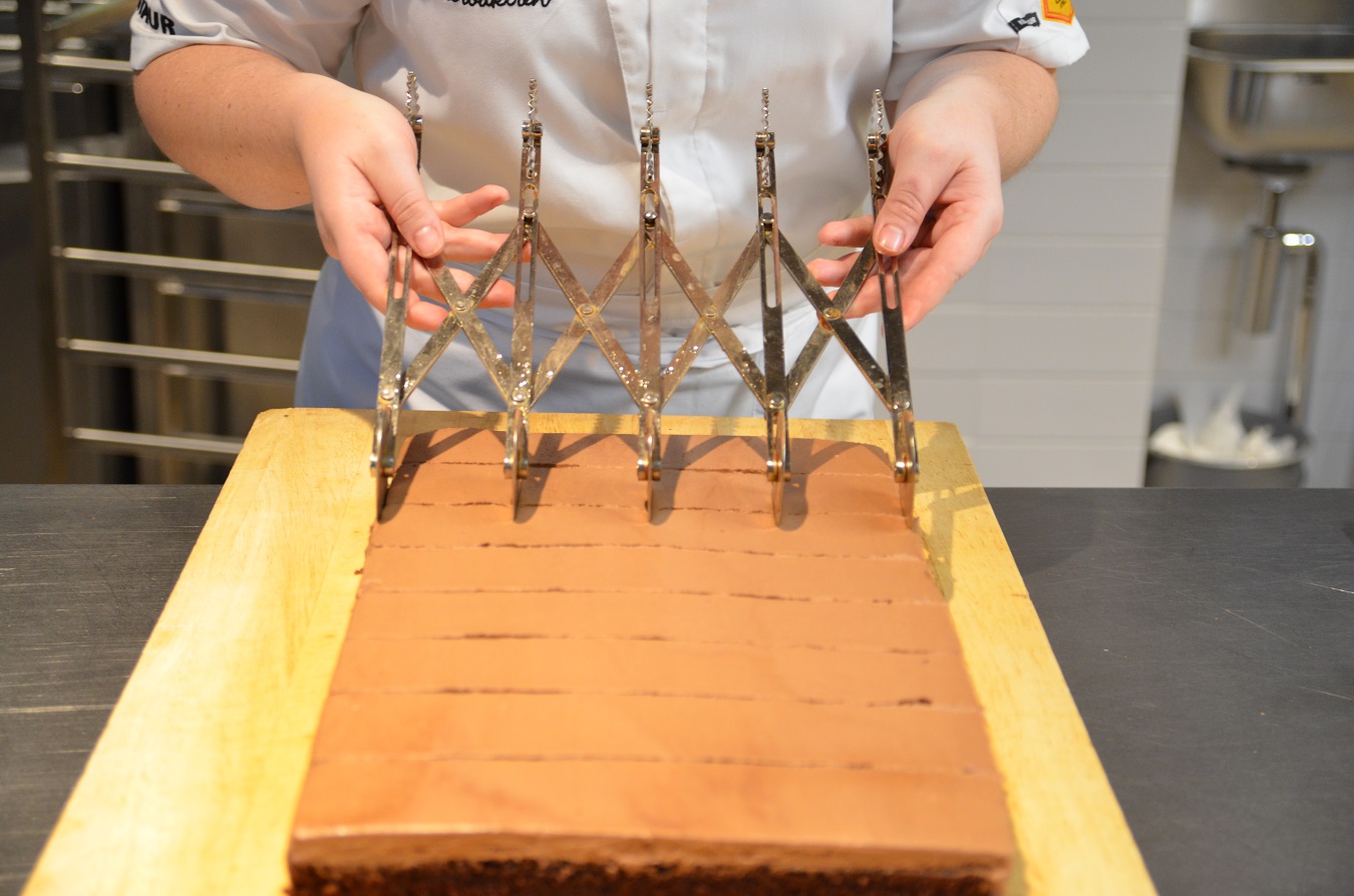 Kutteverktøy for å kutte like store biter av en sjokoladekake